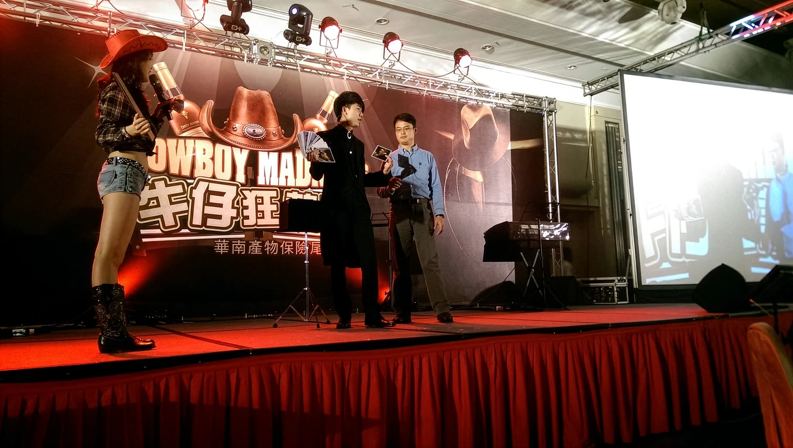 表演者邀請觀眾上台參與牌卡魔術